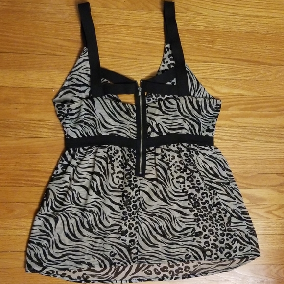 Animal print cut-out back top - Picture 2 of 6